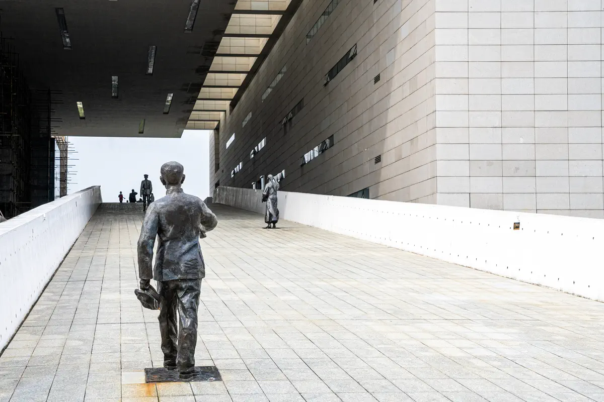 The Historical Canyon walkway flanked by life-size bronze figures of revolutionary pioneers