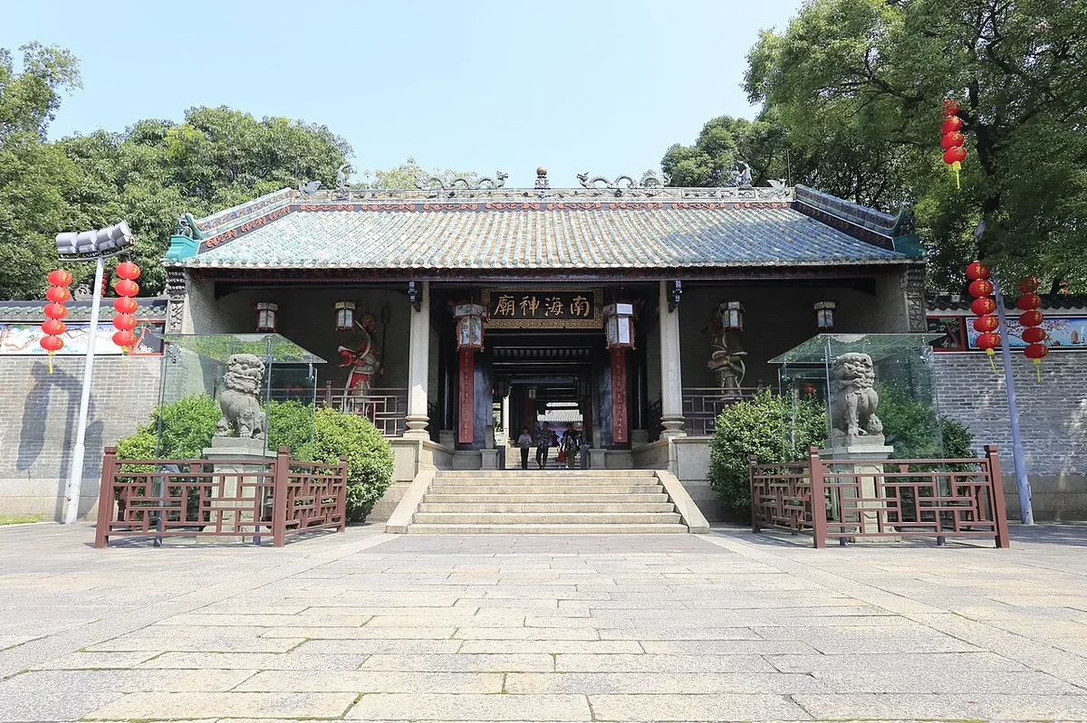 The front Toumen entrance hall of Nanhai God Temple featuring guardian lions and the black lacquer name plaque