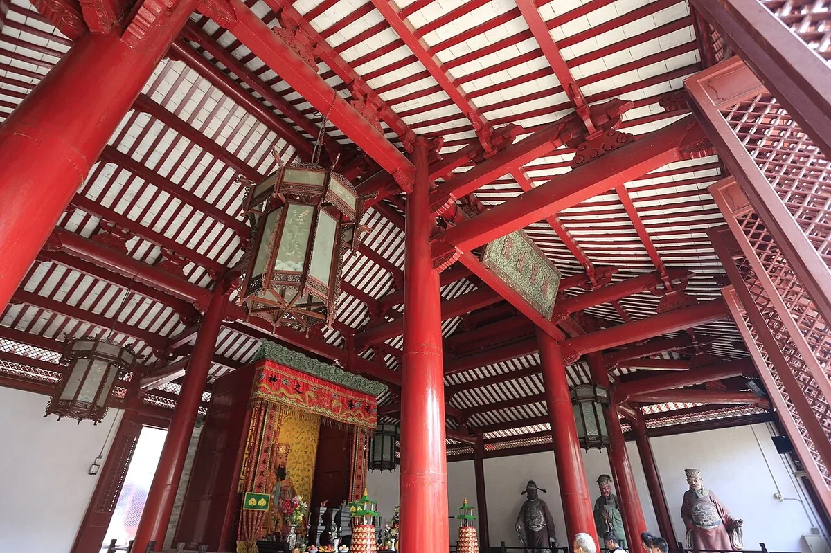 Interior of Main Hall with vermilion wooden columns and the grand statue of the South Sea God seated on his golden throne