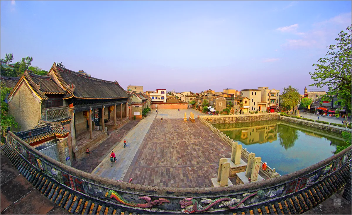 Expansive courtyard pond, granite terrace, and entrance facade of Liugeng Hall